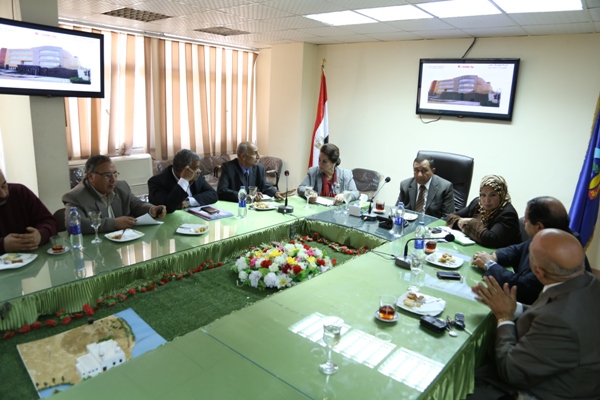 محافظ البحيرة يلتقى بممثلين لشركات لمبات إنارة موفرة ويدرس التعاقد معها لإنارة المحافظة