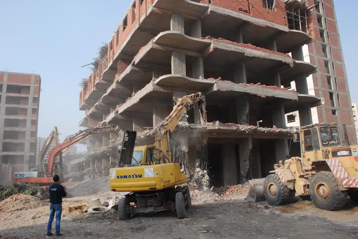 “بلدزورات الجيزة”تزيل أبراج الصفا والمروة المخالفة بالهرم