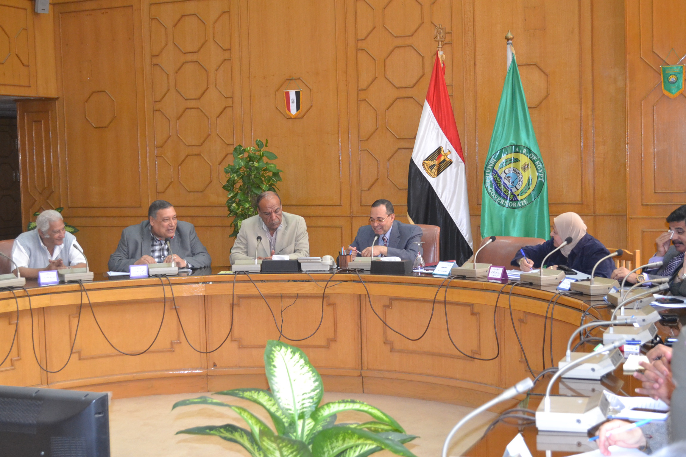 محافظ الاسماعيلية يناقش الموقف المالى لـ “الهلال الأحمر” ويستعرض انجازات الجمعية خلال الشهرين الماضيين