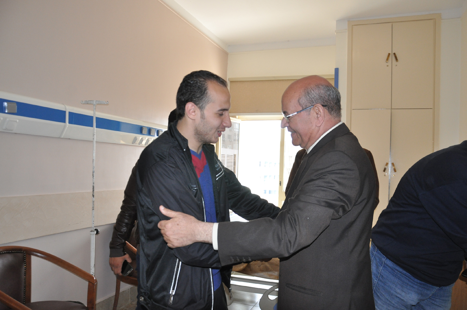 محافظ الجيزة يزور المصابين فى حادث تفجيرات جامعة القاهرة بمستشفى الشرطة