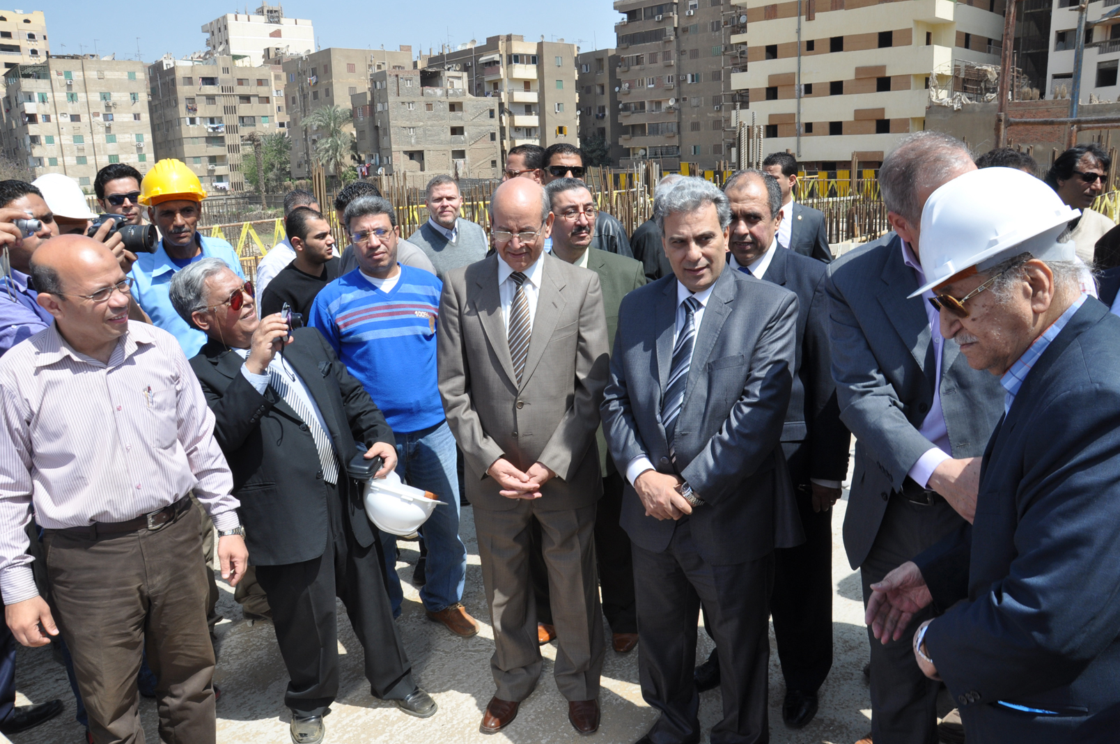 محافظ الجيزة ورئيس جامعة القاهرة يتفقدان مشروع معهد الأمراض المتوطنة بشارع الهرم