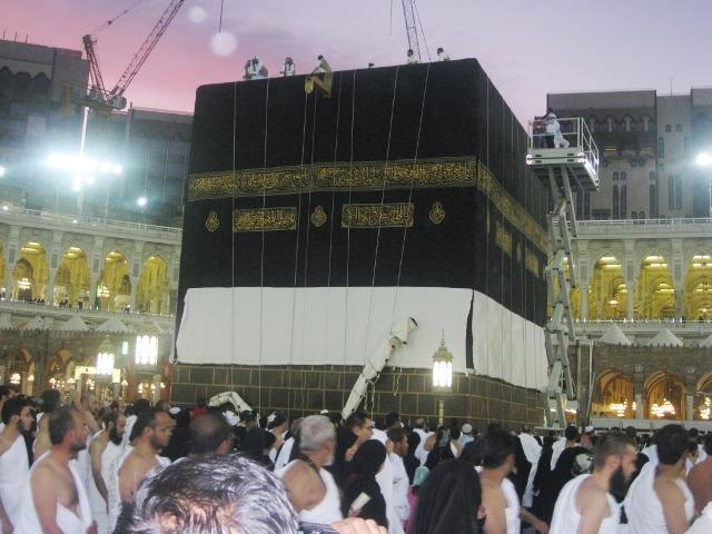 وزارة السياحة تطالب المواطنين بعدم التعرض لثوب الكعبة