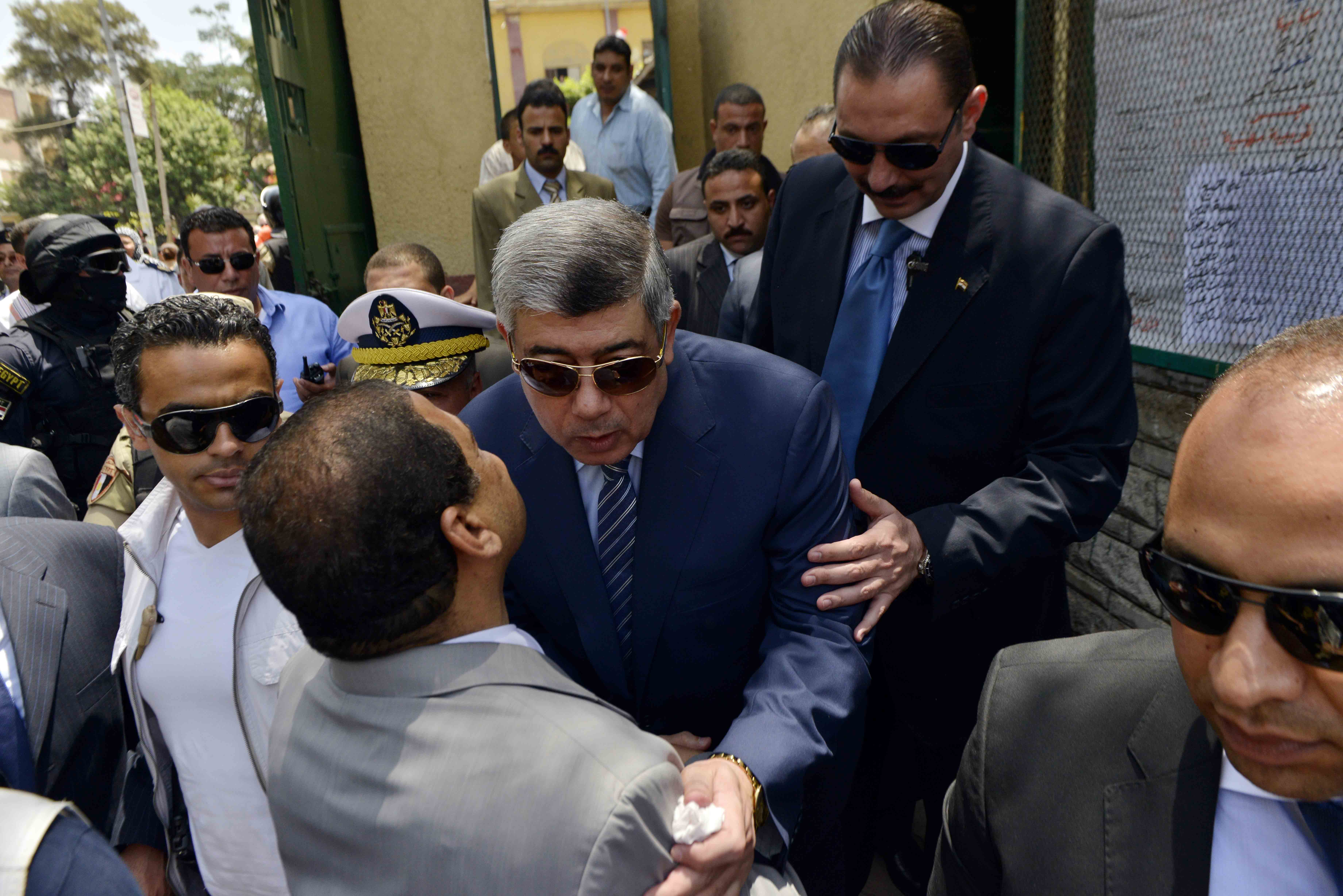 وزير الداخلية اثناء الادلاء بصوته فى انتخابات الرئاسة