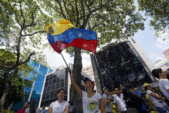 الحكومة الفنزويلية تخفف تنظيمات سوق العملات نتيجة نقص المواد الغذائية والبضائع