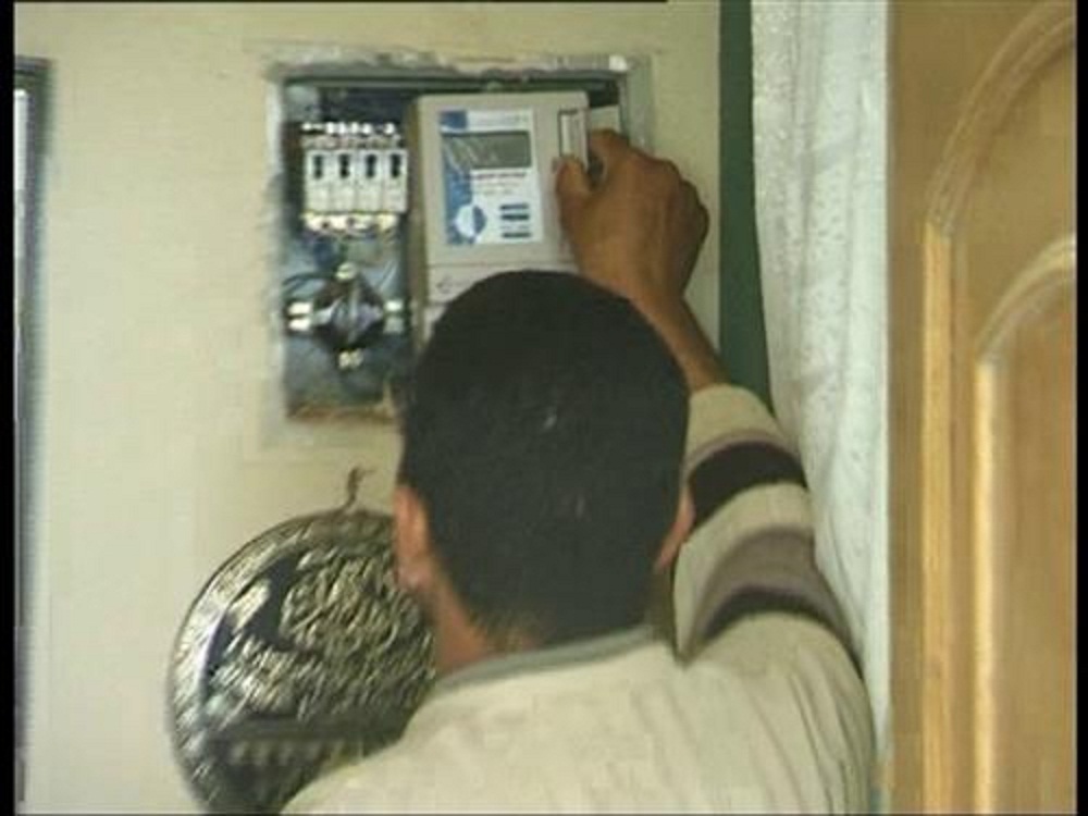 « الكهرباء » تتلقى طلبات توصيل التيار للعشوائيات والمبانى المخالفة بداية يونيو
