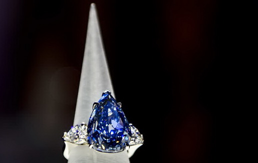 لبنانية تدفع 23 مليون دولار لأكبر ماسة زرقاء في العالم