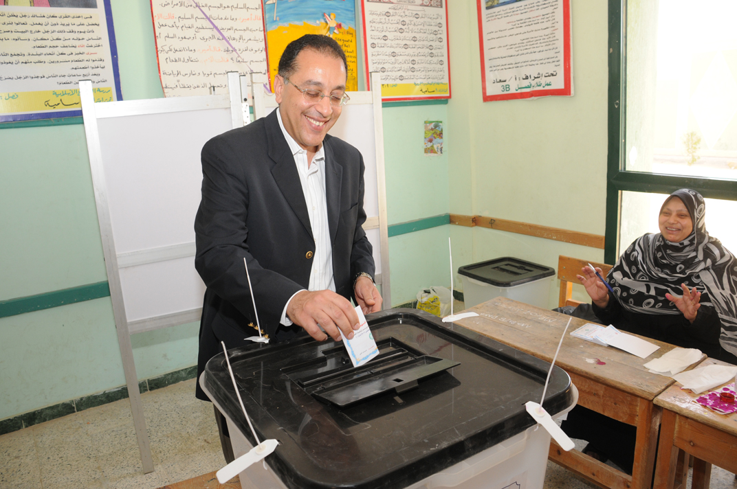 وزير الإسكان يدلى بصوته فى مدرسة الطلائع بمدينة 6 أكتوبر