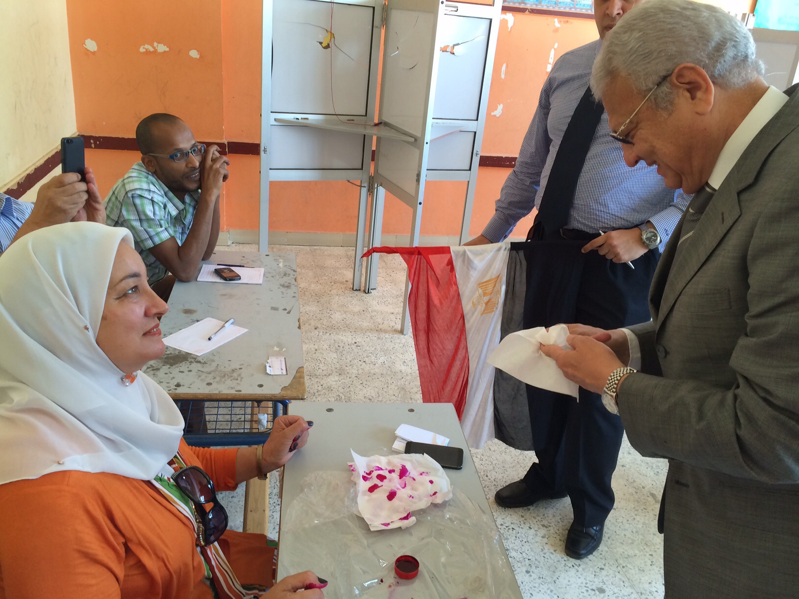 بالصور.. وزير الاتصالات يدلي بصوته فى الانتخابات الرئاسية بـ 6 اكتوبر