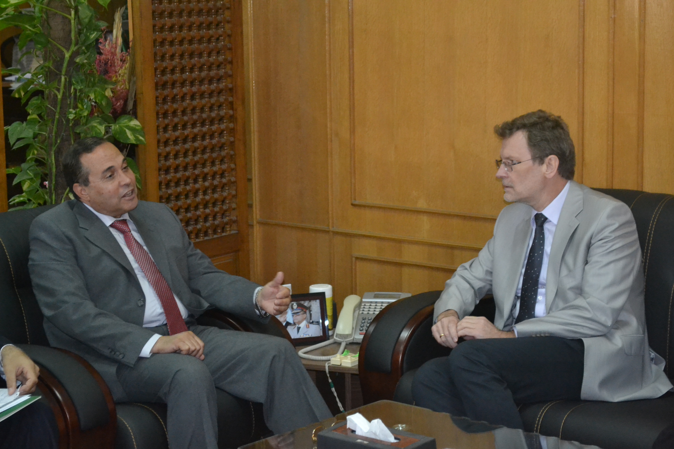 محافظ الاسماعيلية يبحث سبل دعم التعاون المشترك مع سفير ليتوانيا