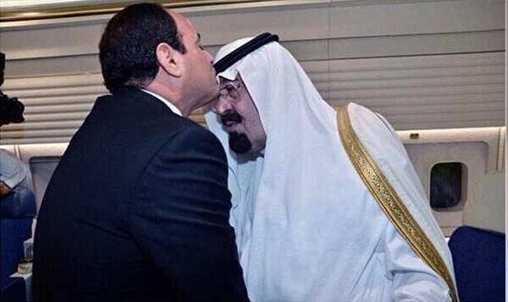 مغردون يعلقون على تقبيل السيسي رأس العاهل السعودي