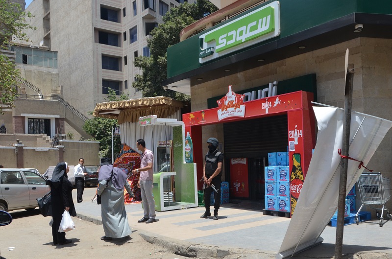 بالصور.. الشرطة تحاصر وتغلق سلسلة سوبر ماركت “سعودى”