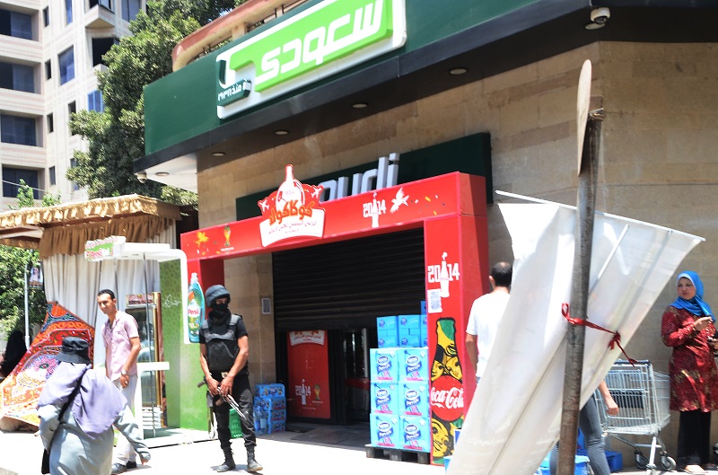 بالصور.. الشرطة تحاصر وتغلق سلسلة سوبر ماركت “سعودى”