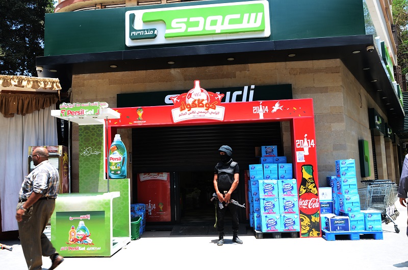 بالصور.. الشرطة تحاصر وتغلق سلسلة سوبر ماركت “سعودى”