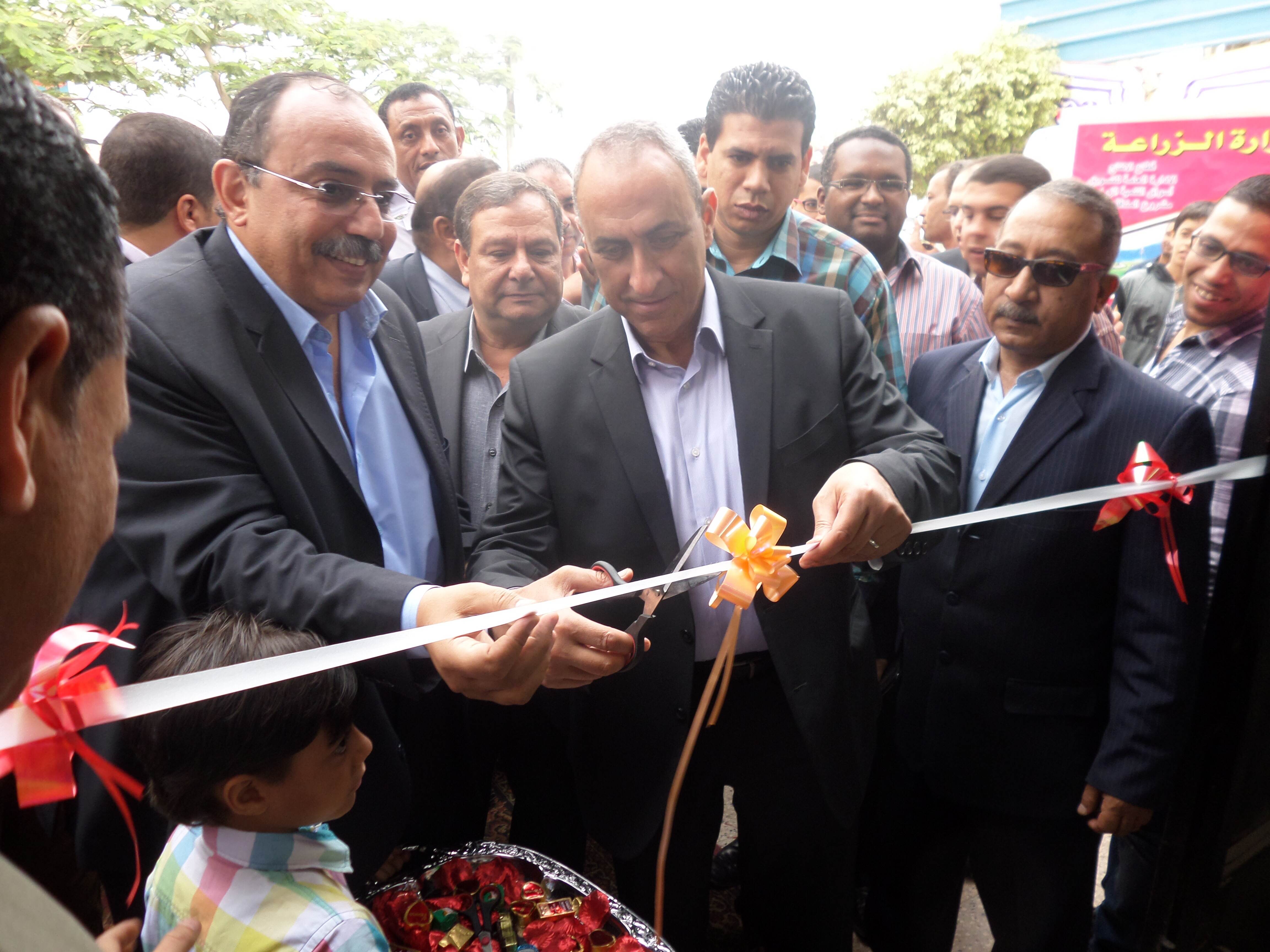 ” ابوحديد ” يفتتح منفذاً لتسويق السلع الغذائية فى القليوبية بأسعار مدعمة من منتجات الوزارة