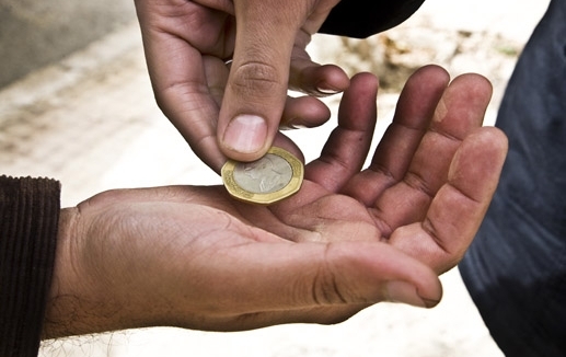 "متسولة" تحسب إيرادها اليومى فى رمضان