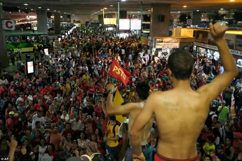 البرازيليين ناقمين علي حكومتهم قبل أيام من انطلاق كأس العالم