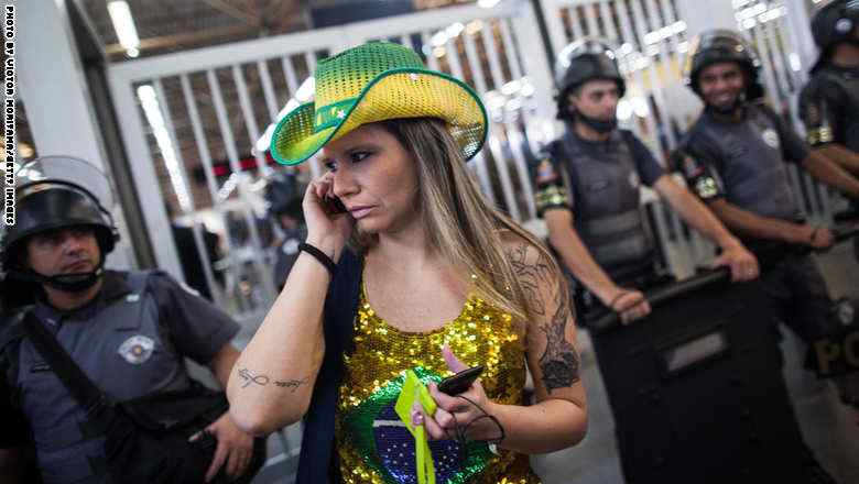 انفعالات على وجوه المشجعات في البرازيل 2014