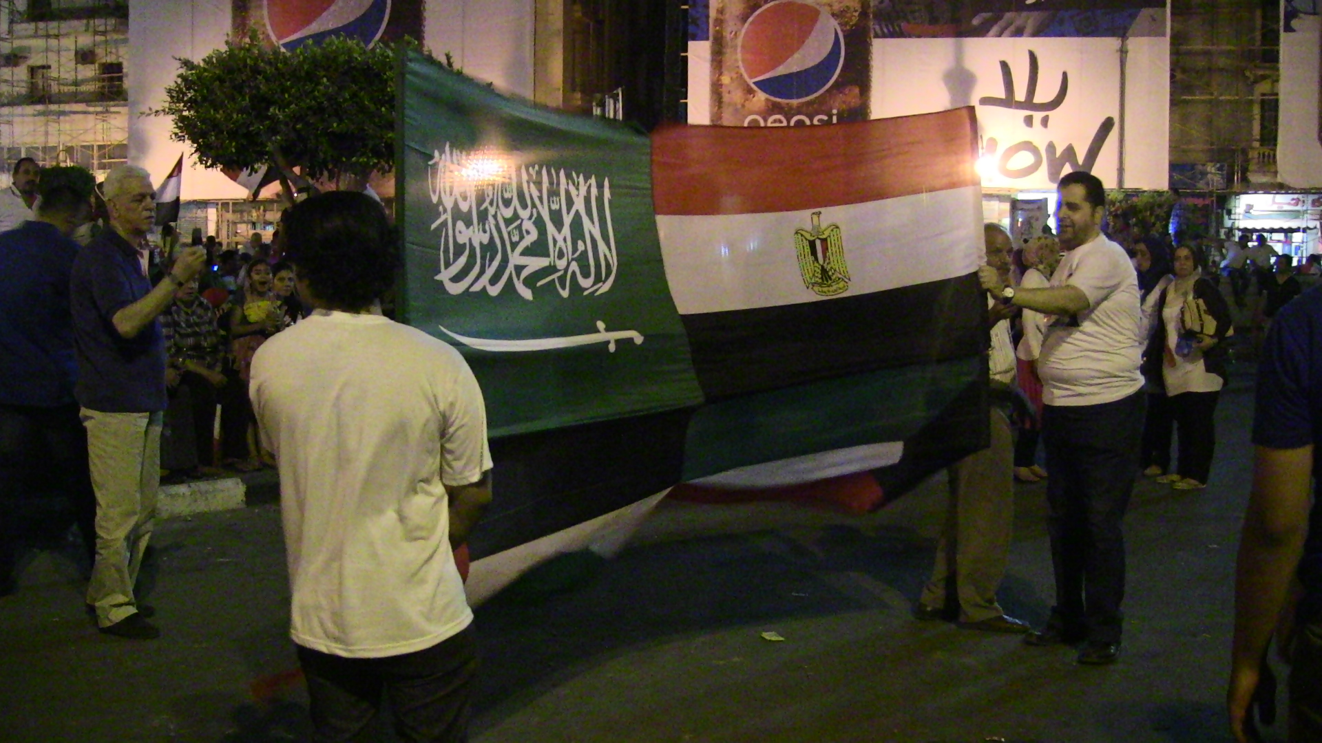 بالفيديو …شباب مصر يرقصون احتفالاً بفوز السيسى