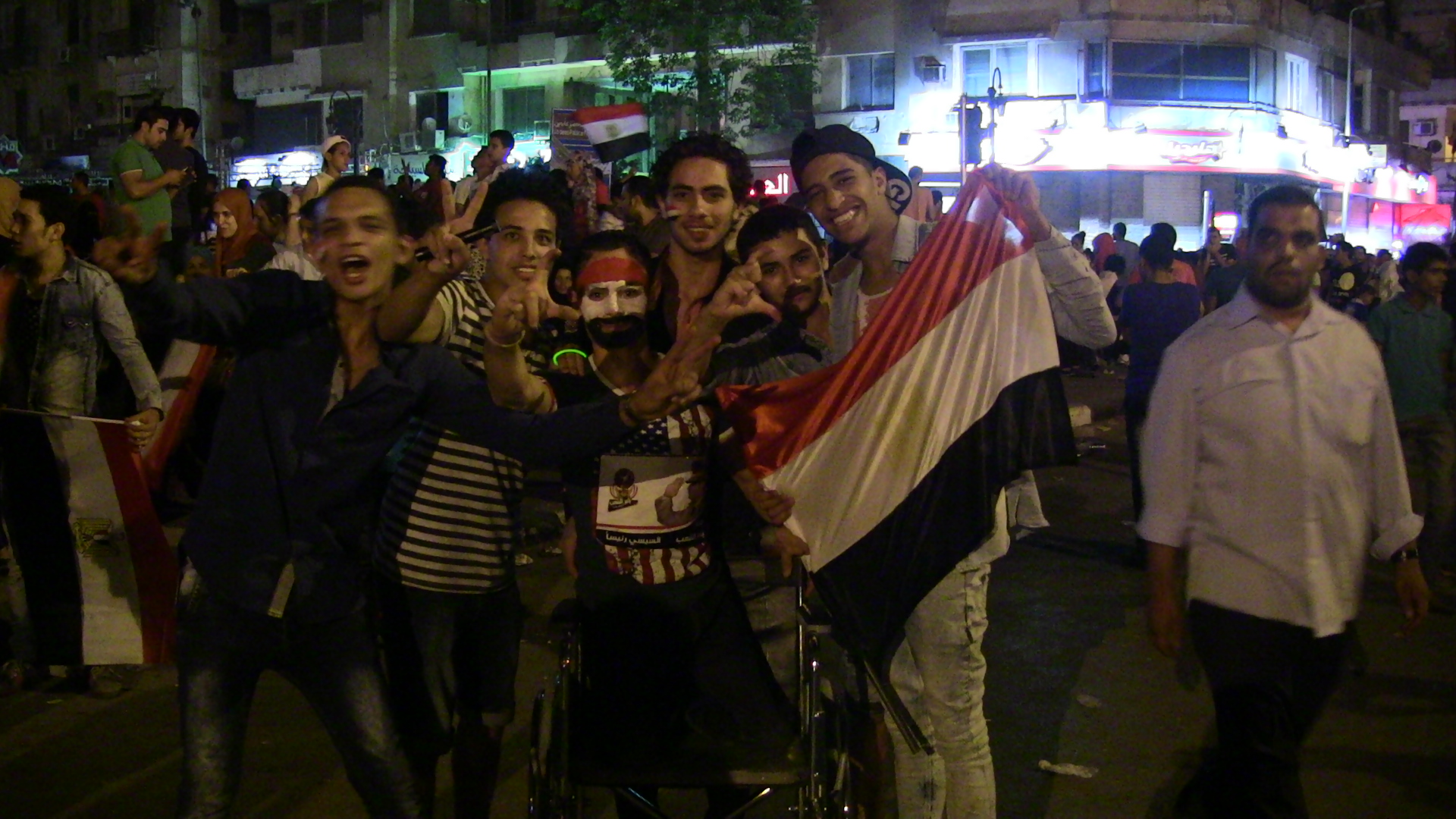 بالفيديو.. رقص هستيرى للشباب احتفالا بفوز “السيسى”