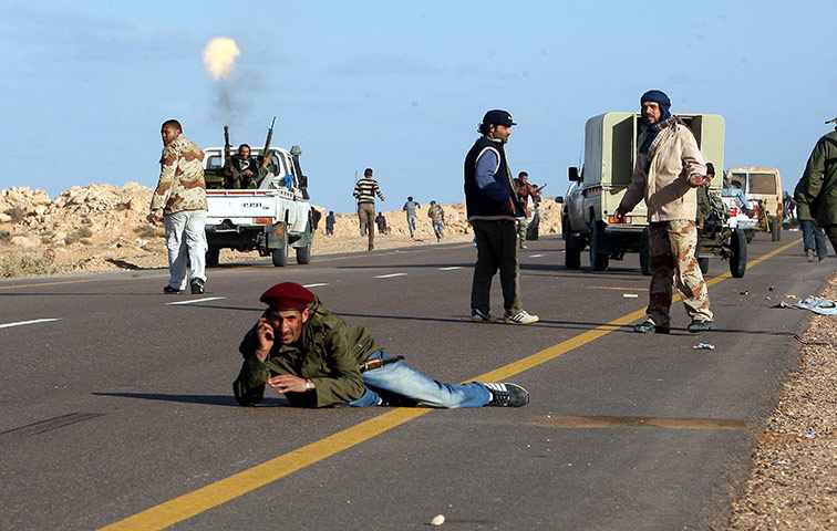 ليبيا: عشرات القتلى وحريق هائل بمعارك مطار طرابلس والبنك المركزي ينفي سرقة احتياط الذهب