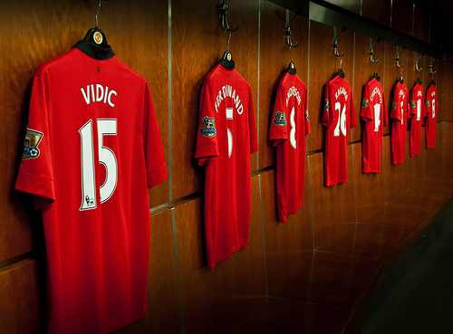 “مانشستر يونايتد” يوقع عقد رعاية مع “أديداس” لمدة عشر سنوات