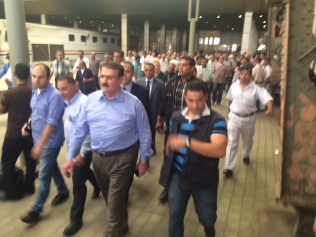 بالصور.. وزير النقل يقوم بجولة مفاجئة للمترو و السكك الحديديه ويعيد فتح محطة الجيزة