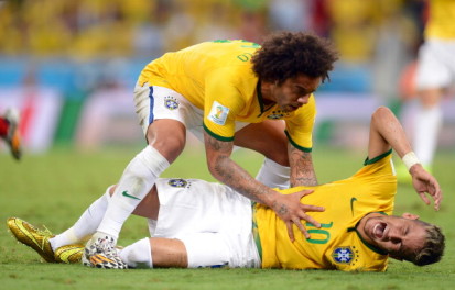 صدمة وحزن في البرازيل .. الجماهير تحتشد أمام المستشفى للاطمئنان على نيمار