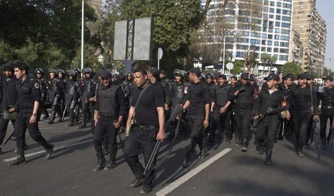 ساعات قبل “خميس الغضب”.. السيسي يطلب استراتيجية أمنية تراعي إنسانية المصريين