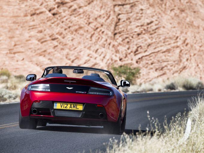 بالصور..”أستون مارتن” تكشف عن سيارتها “في 12 فانتاج اس رودستر” 2015