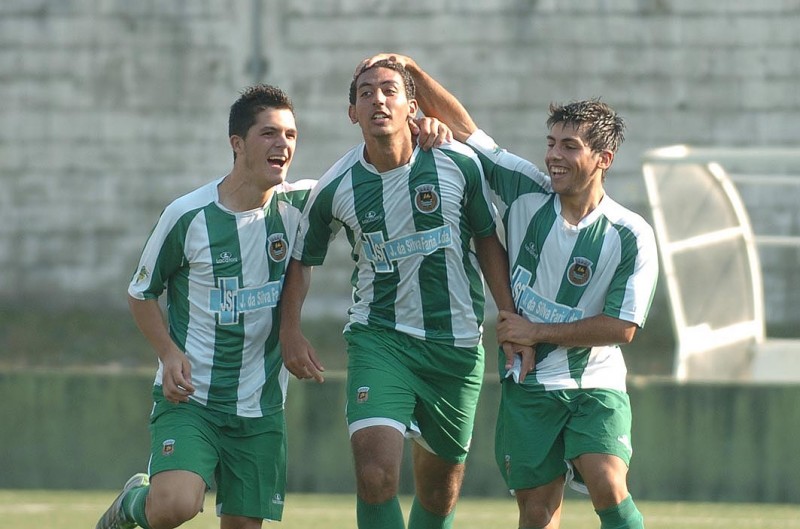 كوكا يتألق ويدخل التاريخ بتسجيل هاتريك في الدوري البرتغالي