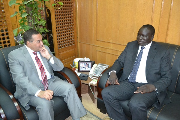 محافظ الإسماعيلية يبحث مع السفير الأوغندى إقامة مشروعات إستثمارية بين الدولتين