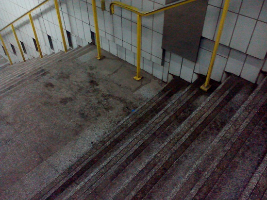 بالصور.. رشح مياه بمحطة مترو الشهداء