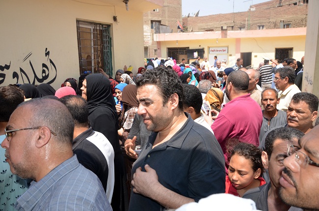 زحام ومشاجرات أمام مكاتب التموين بالجيزة .. وموظف كفر طهرمس يغلق المكتب