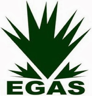 “الدفاع” تتلقى سيارتي إسعاف إهداء من “جاز القابضة”