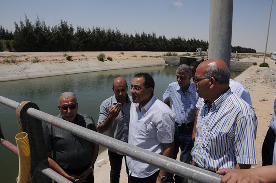 وزير اﻹسكان يبحث مشكلات مياه مطروح