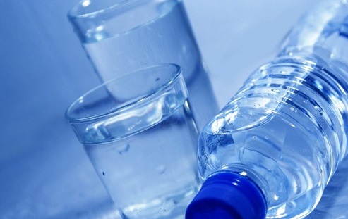 لماذا ينبغي أن تتوقف عن شراء المياه المعبأة ؟