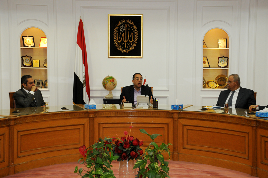 وزير الإسكان يبحث حلول مشكلات مياه الشرب والصرف الصحى بمشاركة القطاع الخاص