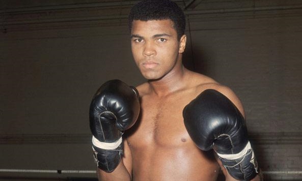 قفازات محمد علي كلاي خلال “ملاكمة القرن” تباع بـ 400 ألف دولار