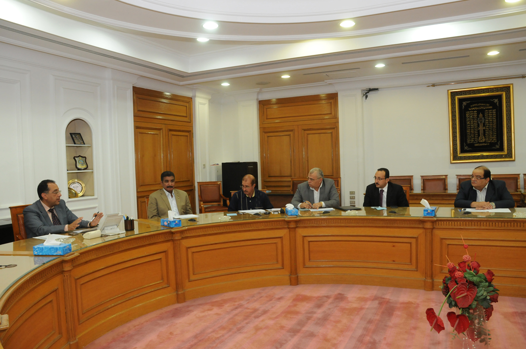 وزير الإسكان يعقد اجتماعا لمتابعة الموقف التنفيذى للإسكان الاجتماعى