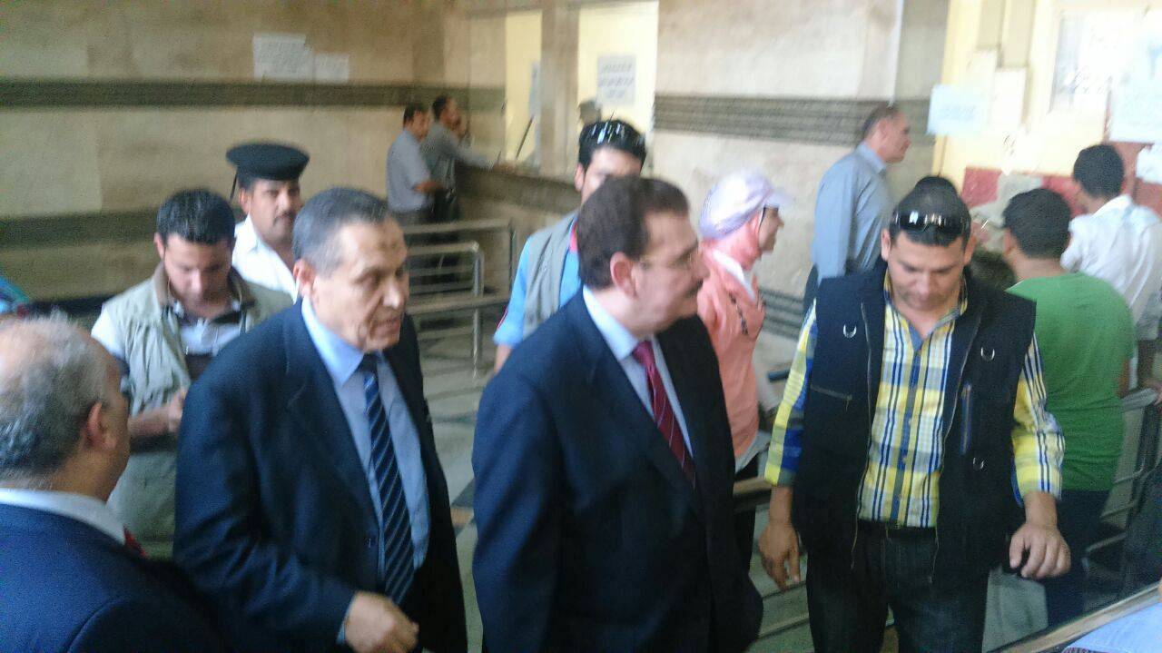 ﻿بالصور ..وزير النقل يتابع حجز تذاكر السكة الحديد بمحطة مصر