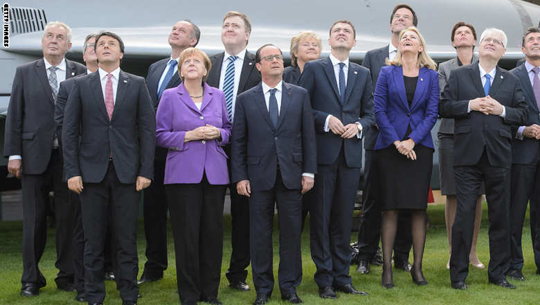 خداع الصور.. لماذا ينظر هولاند شمالا فيما ينظر جميع قادة الناتو يمينا؟