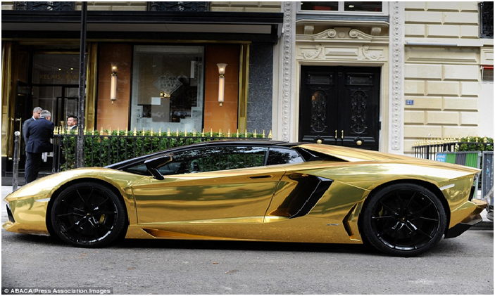 بالصور.. لامبورغيني برقم لوحة سعودية مطلية بالذهب تخطف الأنظار بباريس