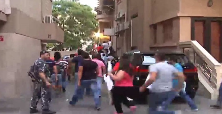 انقسام في لبنان بعد اقتحام مجموعة لمكاتب قناة “الجزيرة” بدعوى “إهانة” الجيش اللبناني