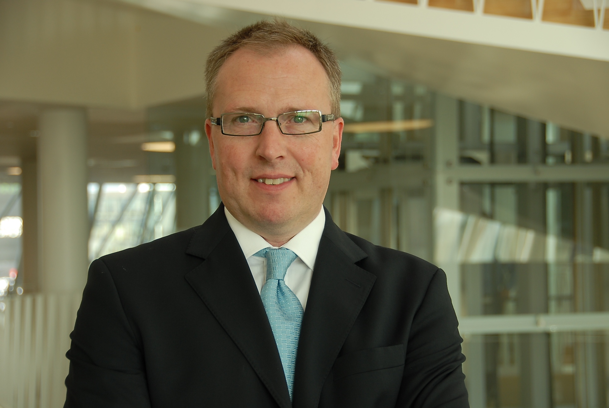 ” ساكسو بنك ” : تراجع الطلب والخوف من الإيبولا يضربون السلع