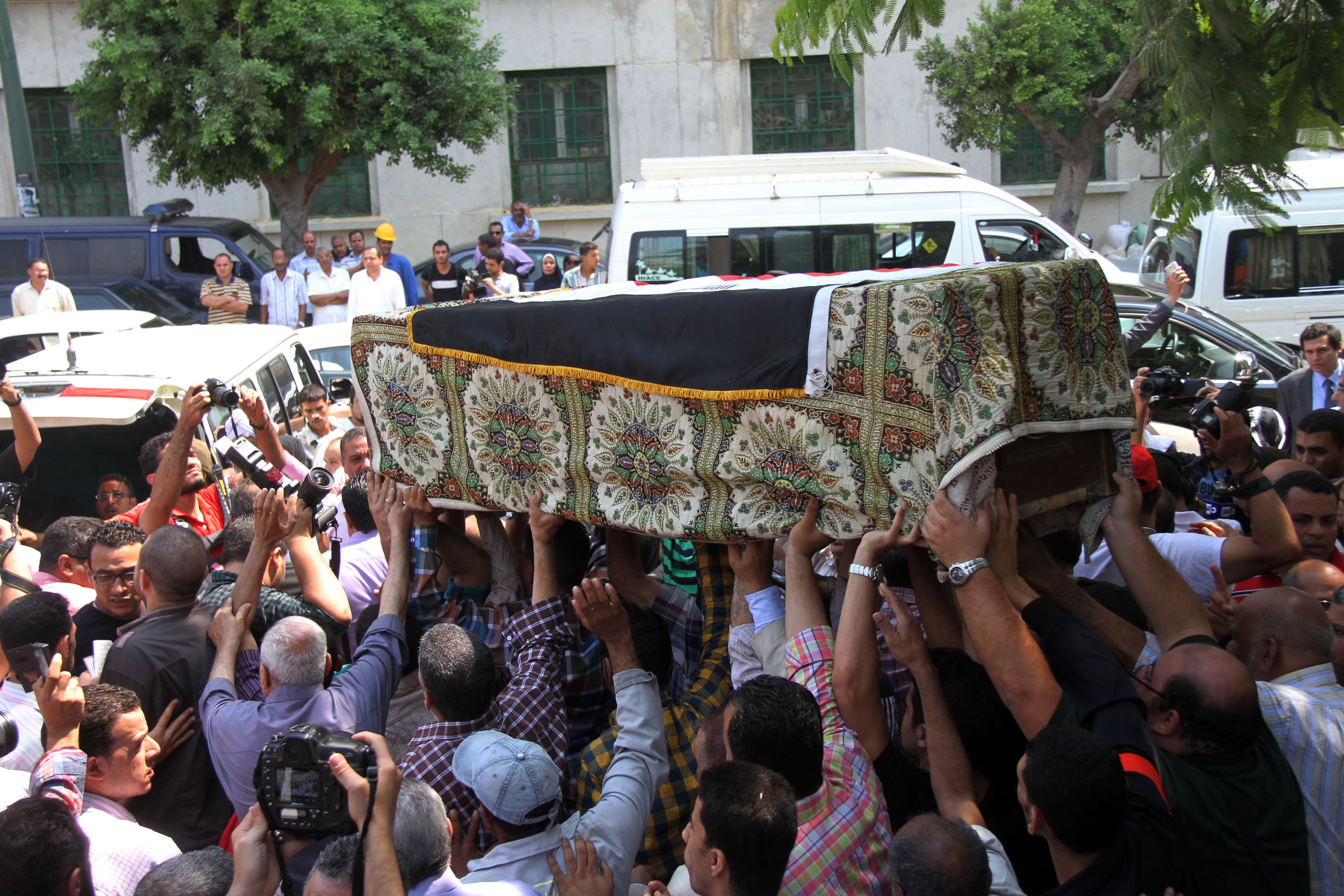 جنازة الكاتب الساخر احمد رجب من عمر مكرم