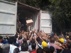 الجيش يوزع سلع غذائية على المواطنين بميدان عبدالمنعم رياض