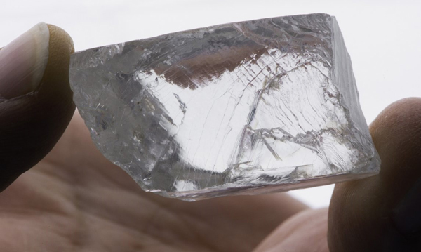 العثور على ماسة بيضاء تزن 232 قيراطاً في جنوب إفريقيا