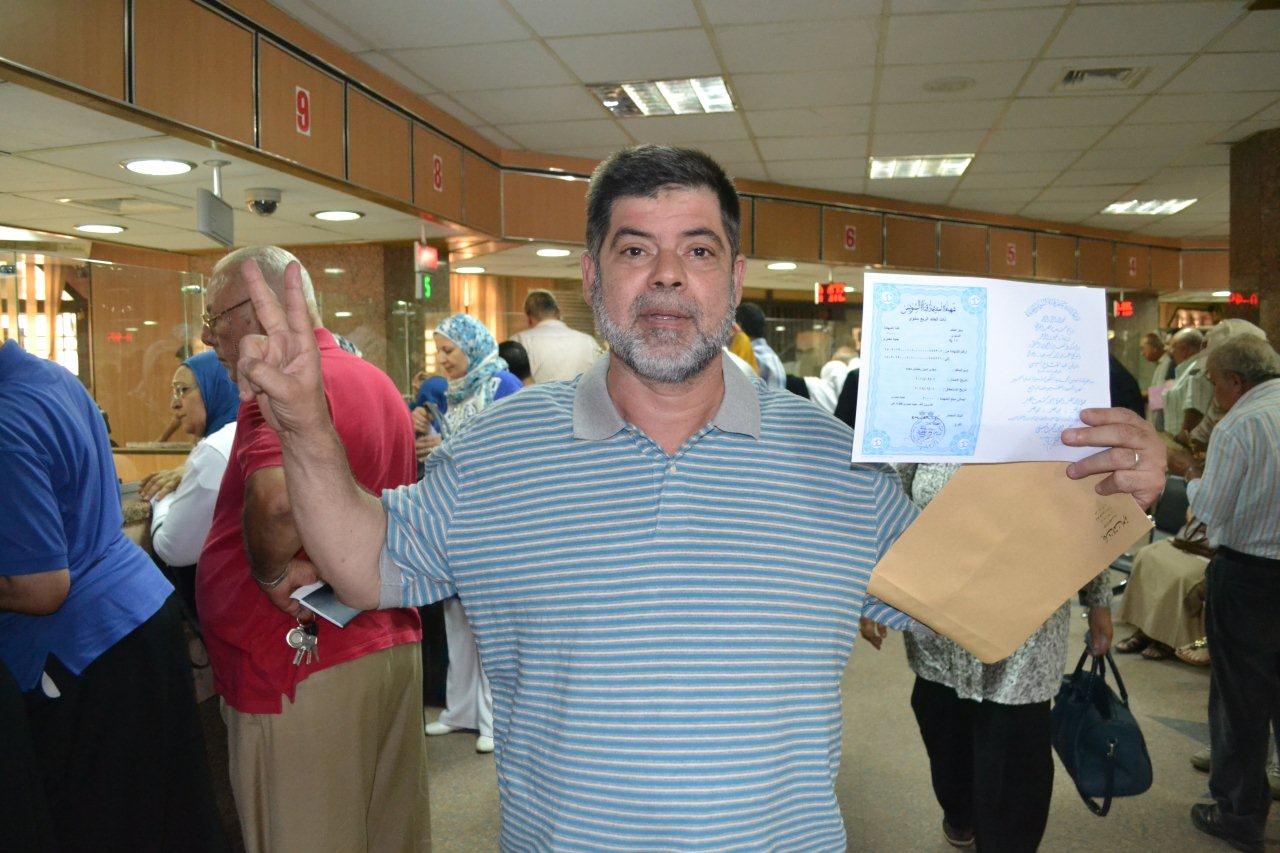 بالصور.. استمرار الإقبال على فروع بنك القاهرة لشراء شهادات استثمار القناة