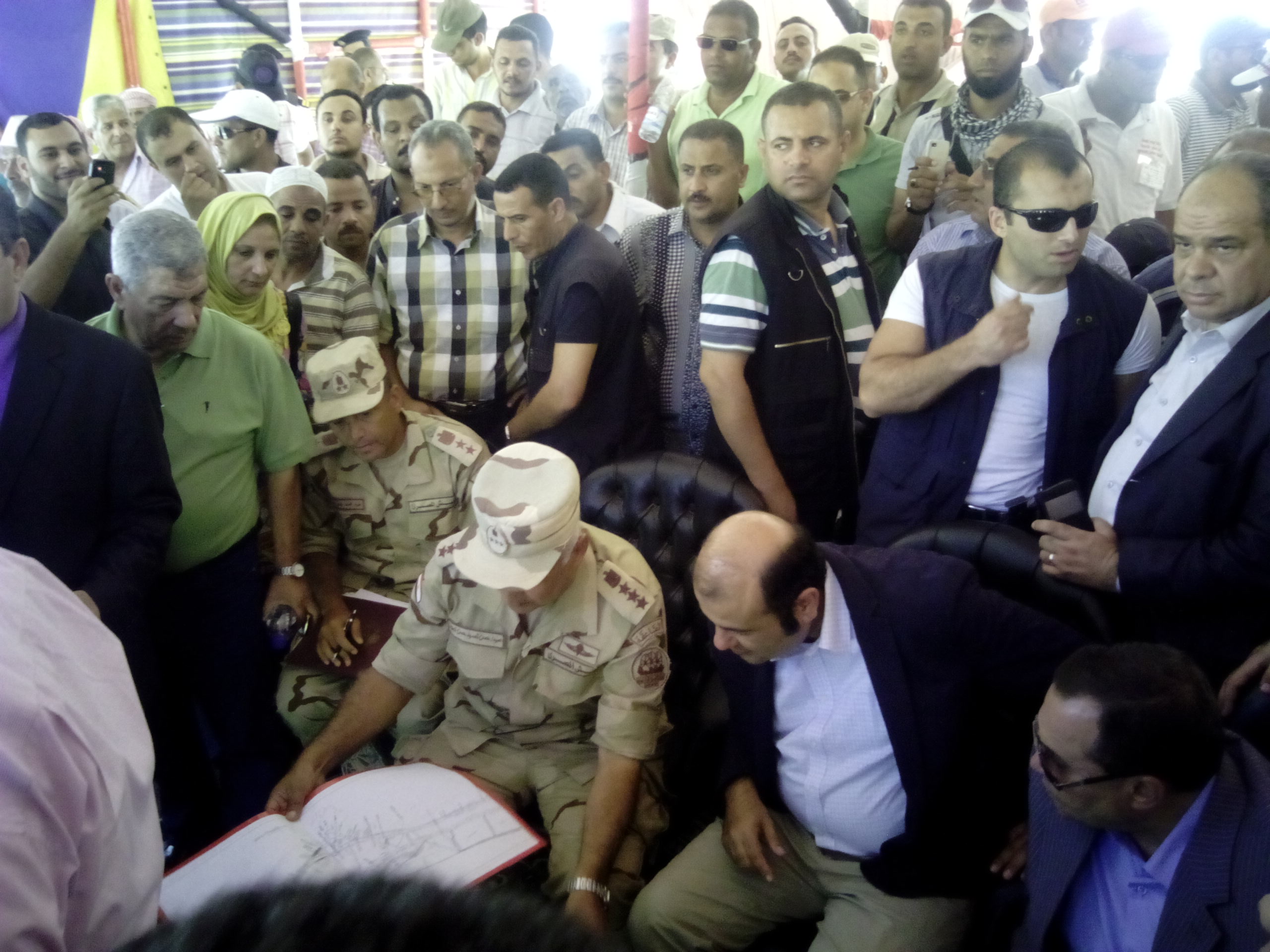 وزير التموين يوزع 35 طن منتجات غذائية على العاملين بمشروع قناة السويس