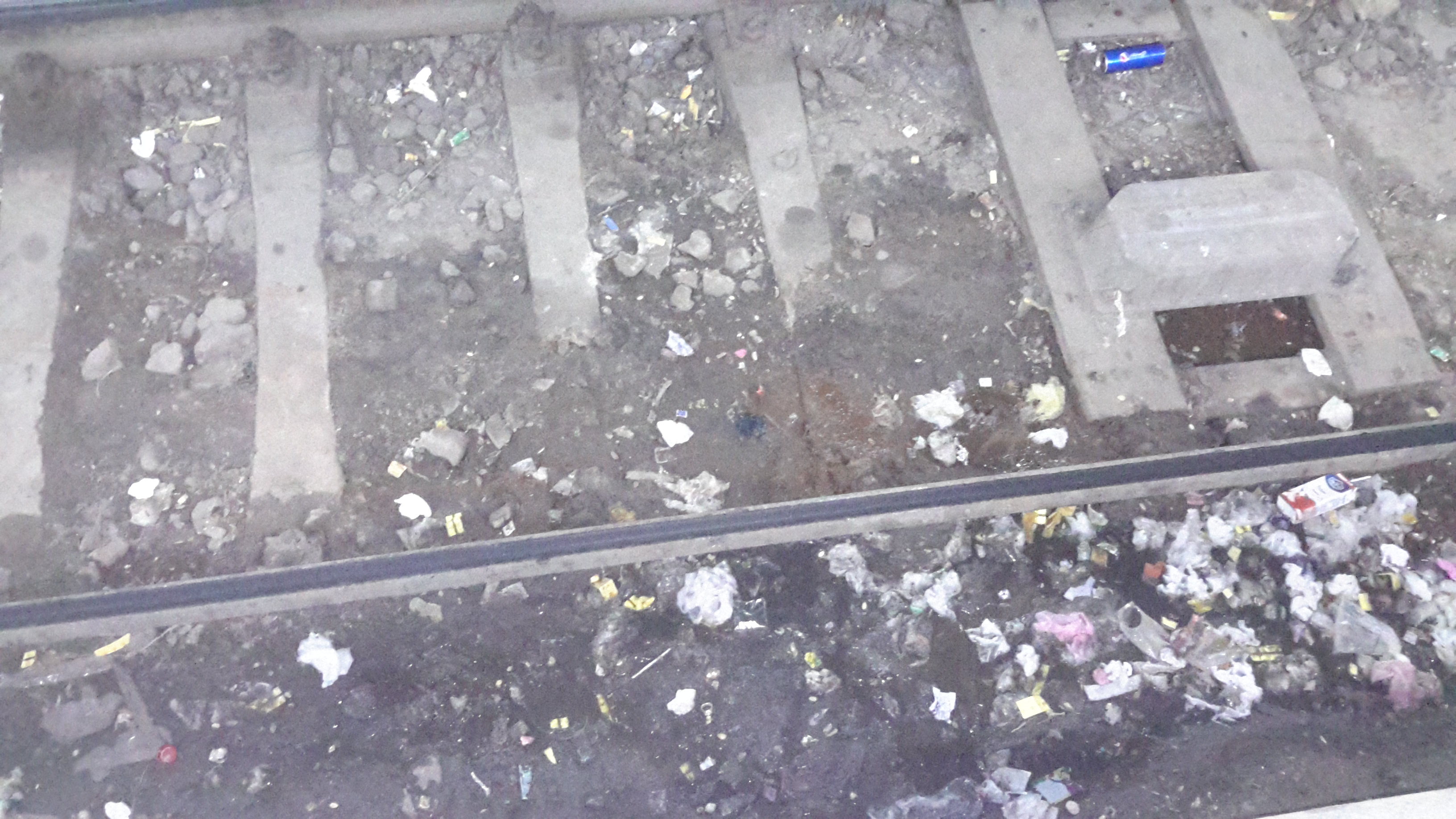 مياه الصرف و القمامة بين قضبان المترو